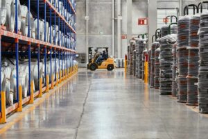 Endüstriyel üretim ve tedarik zincirinin kesişim noktasında yer alan lojistik, kağıt üzerinde basit bir akış gibi görünse de sahada tam bir entropi yönetimidir.