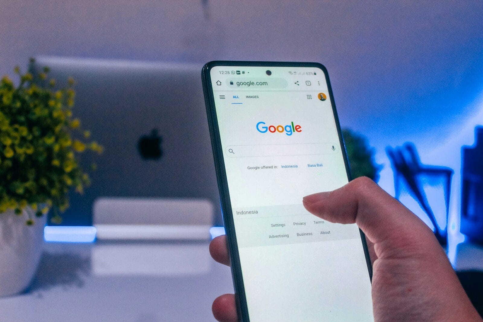 GAMM (Google, Amazon, Microsoft, Meta) tayfası yeni bir oyuncak buldu: Yapay zeka destekli cevap motorları. Artık o arama çubuğuna bir şey yazdığınızda, karşınıza bir web sitesi gelmiyor. Onun yerine, internetin her köşesinden çalınmış bilgilerle harmanlanmış, ruhsuz bir paragraf geliyor.