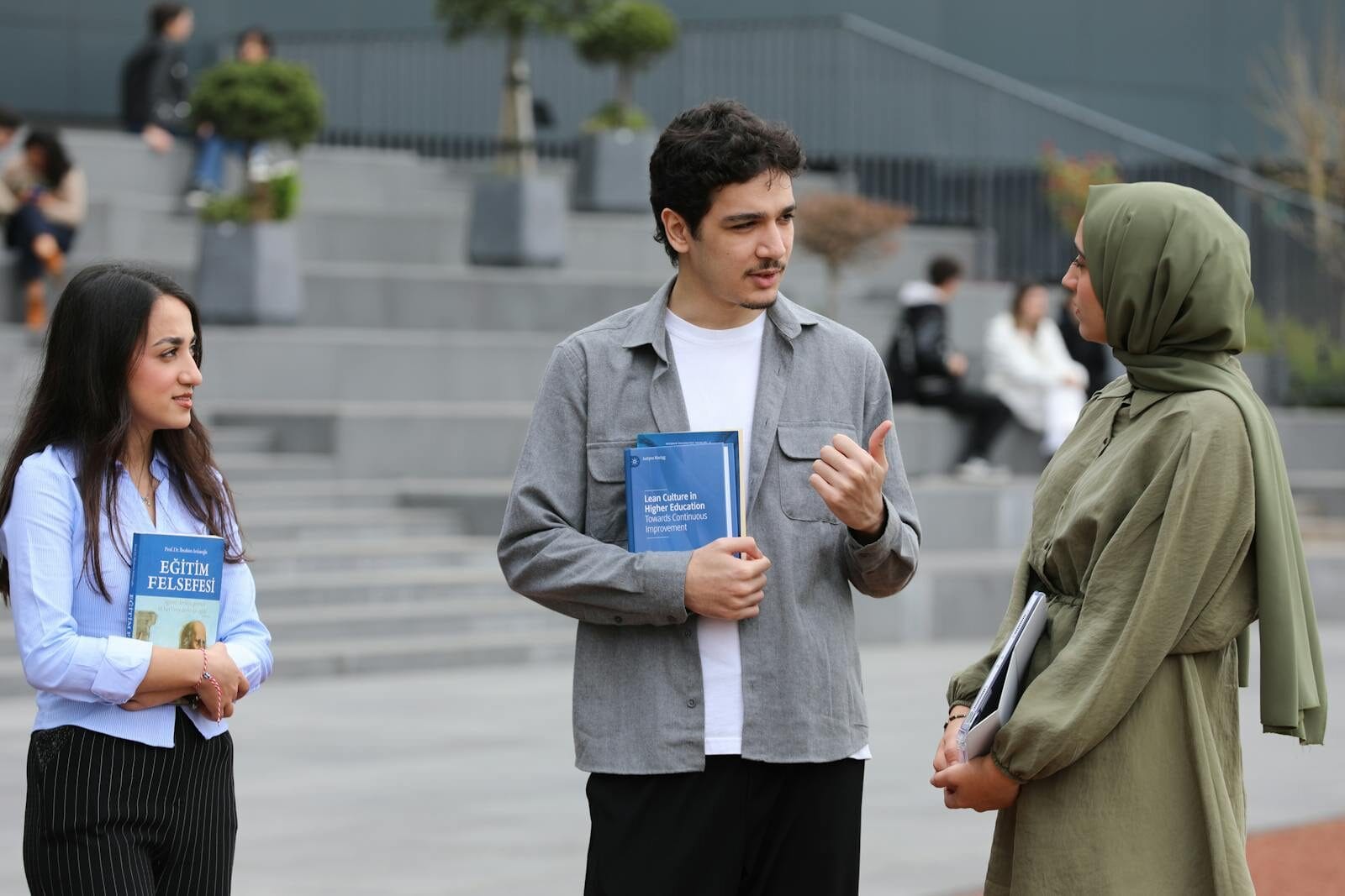 Bir konu çıkıyor ortaya. Siyasi de olabilir, gündelik de. Sosyal medyada yayılıyor, herkes bir şeyler yazıyor. Arkadaşınız size dönüyor: Sen ne düşünüyorsun bu konuda?