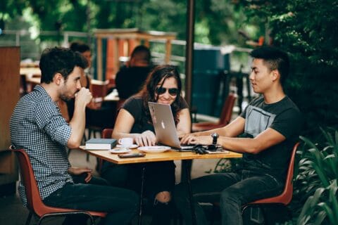 Çevrenizdeki İnsanlar Kim Olduğunuzu Şekillendiriyor 3 Motivasyon konuşmacısı Jim Rohn’a atfedilen bir söz var: Sen en çok zaman geçirdiğin beş kişinin ortalamasısın.